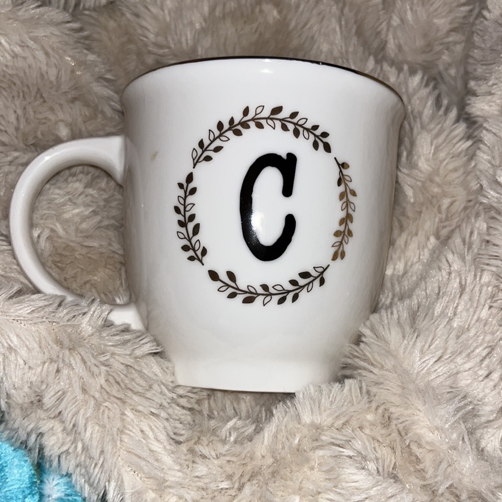 Monogram C mug Sheffield Home white and gold - Picture 3 of 6
